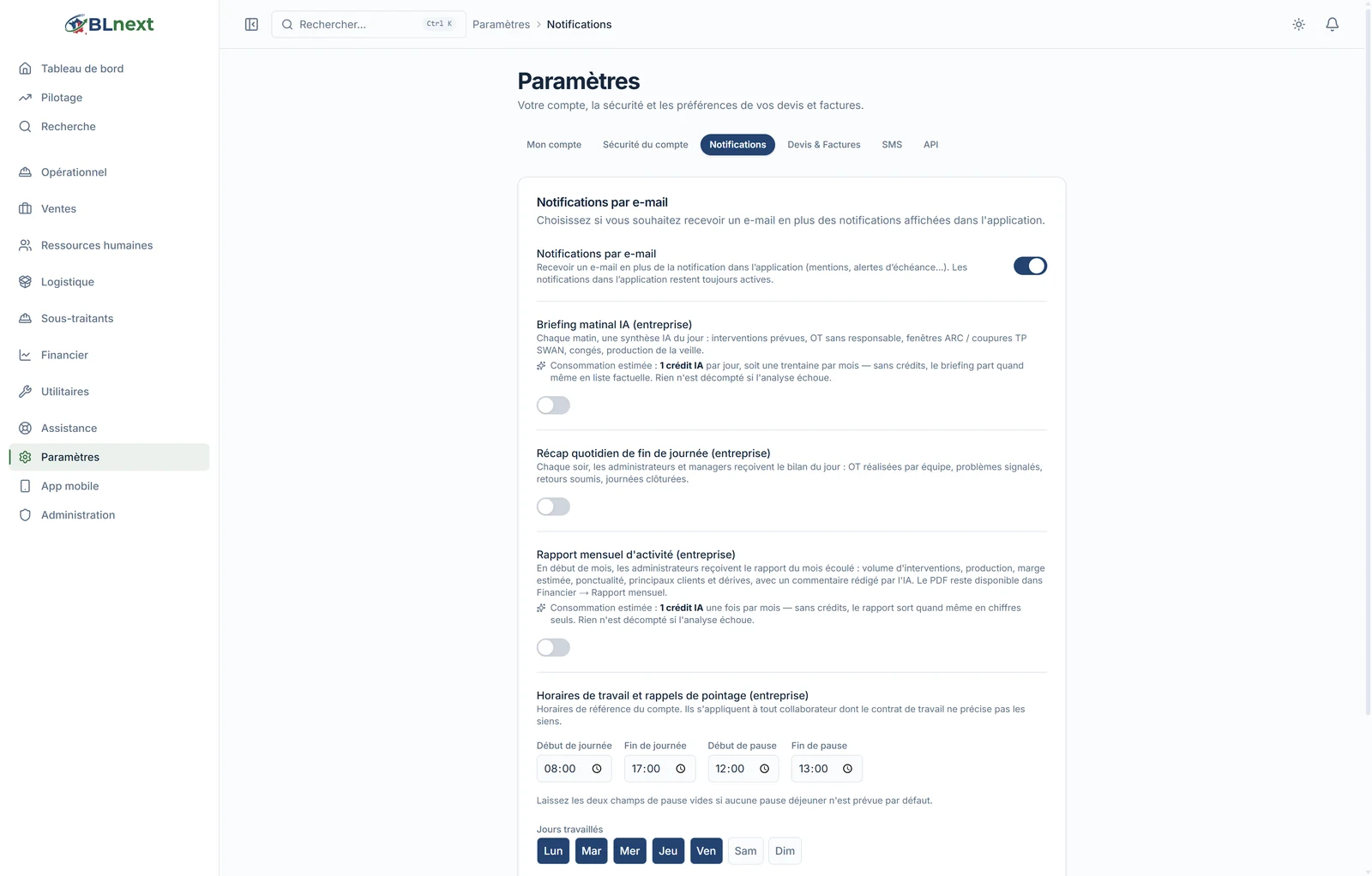 Préférences de notifications : briefing matinal IA, récap quotidien de fin de journée et rapport mensuel d'activité, chacun avec son interrupteur et son coût en crédits