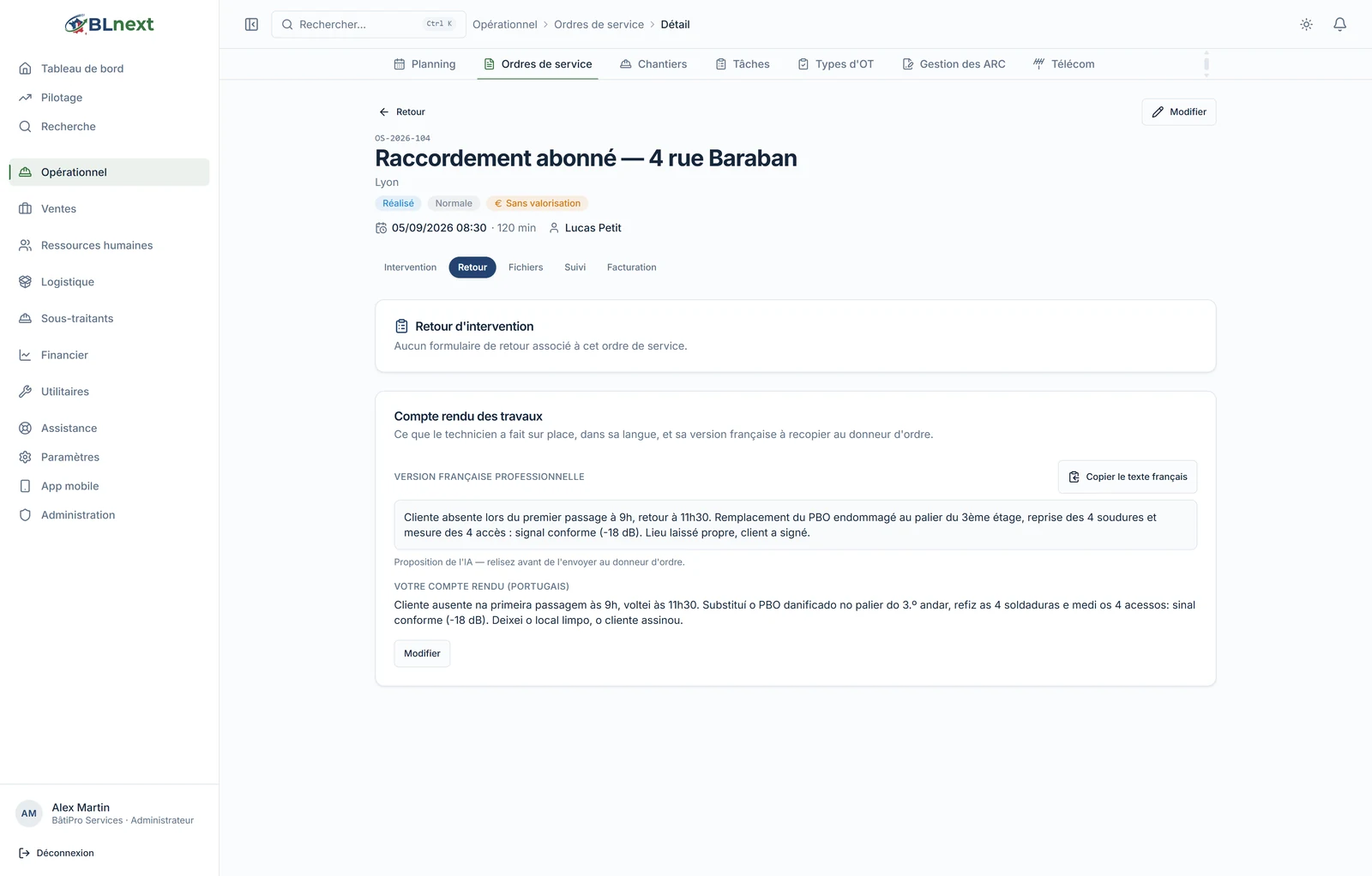 Compte rendu des travaux : le texte du technicien en portugais et, au-dessus, la version française professionnelle proposée par l'IA avec un bouton Copier